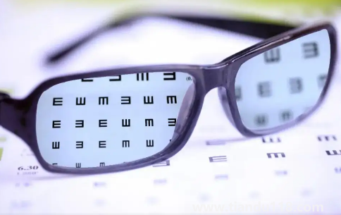 近視族玩手機可摘下眼鏡嗎3
