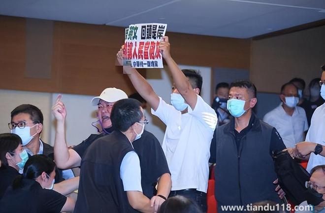 蔡英文宣講現(xiàn)場爆肢體沖突(統(tǒng)派高喊“要和平”)(圖3) 蔡英文宣講現(xiàn)場爆肢體沖突(統(tǒng)派高喊“要和平”)(圖3)