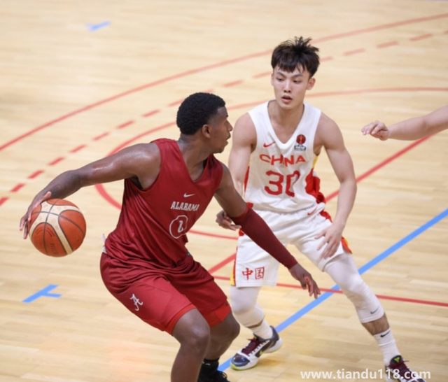 中國(guó)男籃熱身賽不敵阿拉巴馬大學(xué)(網(wǎng)友熱議:打不過(guò)NCAA)(圖2) 中國(guó)男籃熱身賽不敵阿拉巴馬大學(xué)(網(wǎng)友熱議:打不過(guò)NCAA)(圖2)