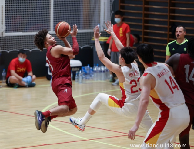 中國(guó)男籃熱身賽不敵阿拉巴馬大學(xué)(網(wǎng)友熱議:打不過(guò)NCAA)(圖3) 中國(guó)男籃熱身賽不敵阿拉巴馬大學(xué)(網(wǎng)友熱議:打不過(guò)NCAA)(圖3)