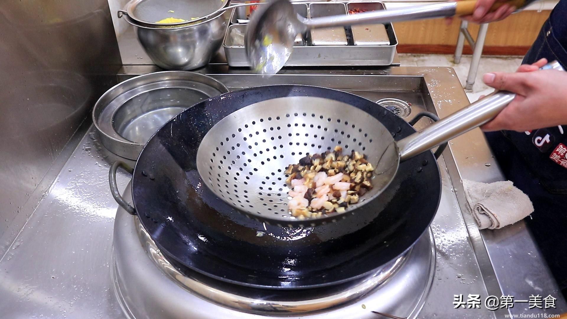 普通蛋炒飯的做法簡(jiǎn)單步驟(怎樣做蛋炒飯最好吃)(圖5) 普通蛋炒飯的做法簡(jiǎn)單步驟(怎樣做蛋炒飯最好吃)(圖5)