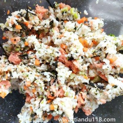 飯團(tuán)的做法(飯團(tuán)怎么做)(圖8) 飯團(tuán)的做法(飯團(tuán)怎么做)(圖8)