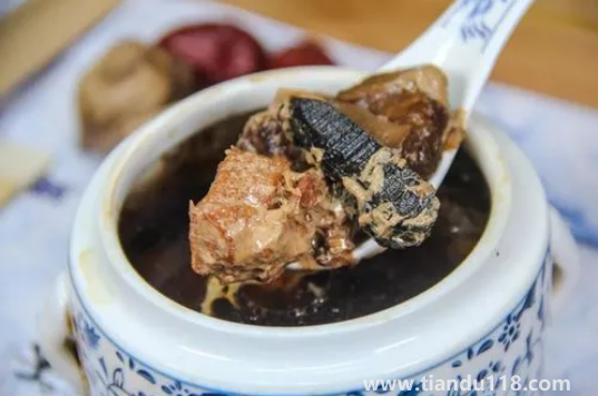 烏雞燉湯加什么食材比較補(bǔ)氣血2