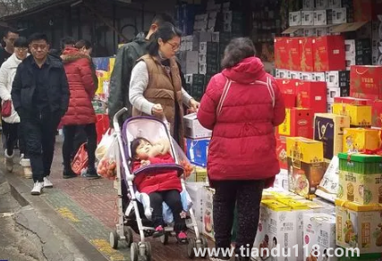 2023過(guò)年串門送油合適嗎（過(guò)年串門拿幾樣?xùn)|西）