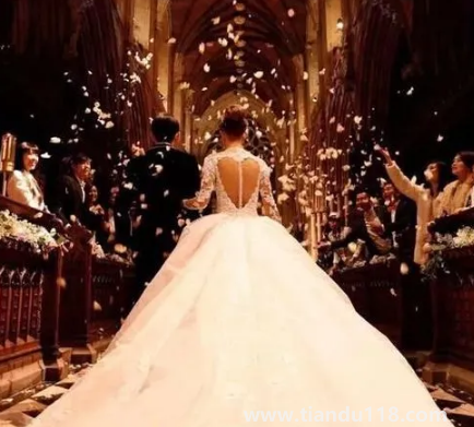 女兒結(jié)婚媽媽穿什么衣服合適1