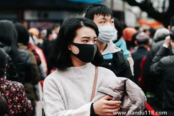 丈夫故意把孩子弄哭丟給發(fā)燒妻子（疫情測出了陽性，也測出了人性）