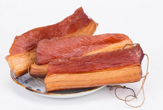 熏臘肉用松樹(shù)好還是柏樹(shù)好（熏臘肉要熏多久時(shí)間）