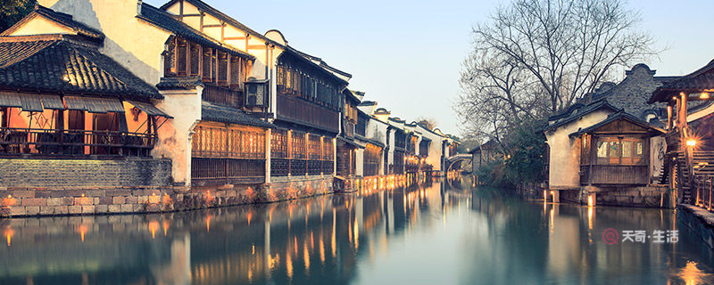 烏鎮(zhèn)住景區(qū)還是外面